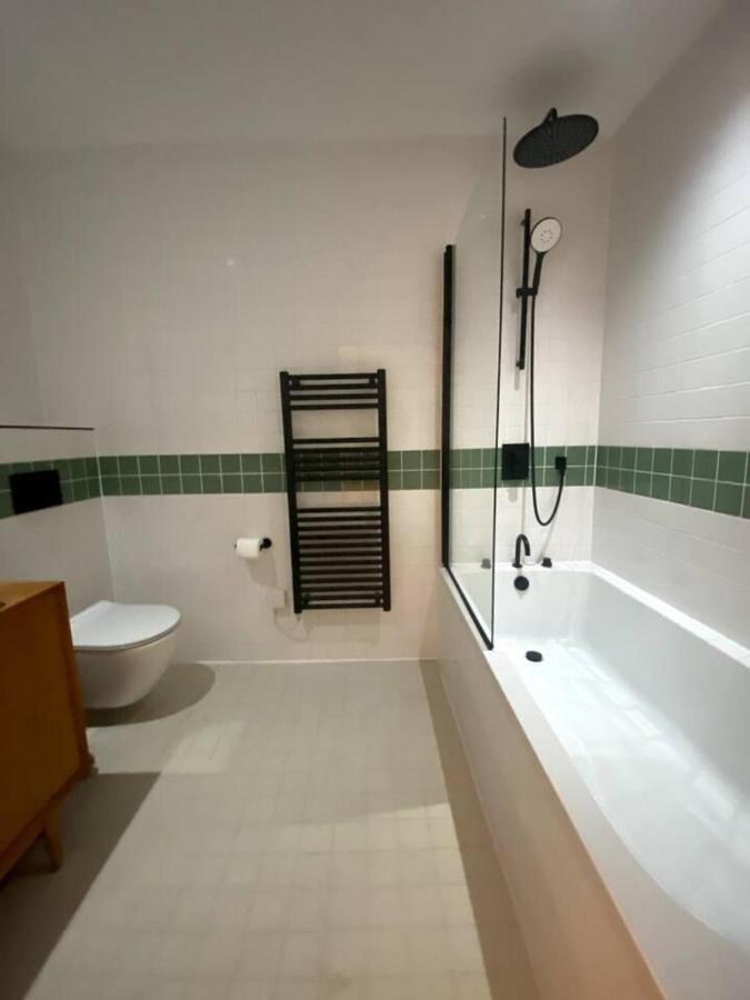 Design Led 1bed In Cosmopolitan Queens Park Londres